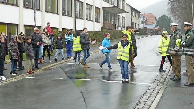 Die Verkehrserzieher Ralf Maisel und Hermann Dörfler (von rechts) freuten sich, dass bei den neuen Schülerlotsen die richtige Handhabung der Kelle am Übergang an der Alten Pressecker Straße schon sehr gut funktioniert. Mit im Bild Rektor Michael Pfitzner und Klassleiterin Linda Deuerling.  Foto: Klaus-Peter Wulf
