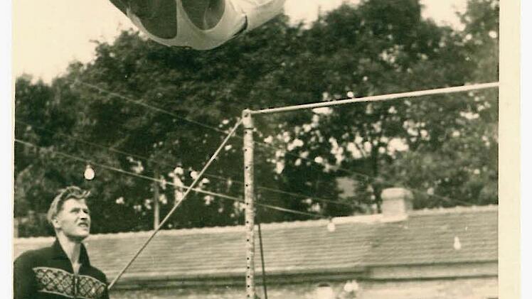 Einen tollen Abgang vom Hochreck zeigt dieser Eltmanner Turner beim Turnfest 1912. Foto: Archiv/Repro: Geiling