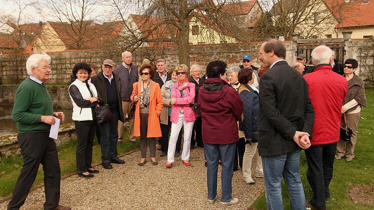 Franz Ludwig Schenk Graf von Stauffenberg (links) führte die Teilnehmer durch die Schlossanlage von Kirchlauter.