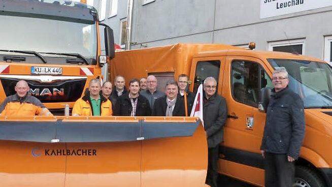 Zwei neue Fahrzeuge erg&auml;nzen den Fuhrpark der Kreisstra&szlig;enmeisterei. Unser Bild zeigt Landrat Klaus Peter S&ouml;llner (Mitte) mit den Mitarbeitern des Landratsamts und der Kreisstra&szlig;enmeisterei sowie den Firmenvertretern.  Foto: Werner Rei&szlig;aus