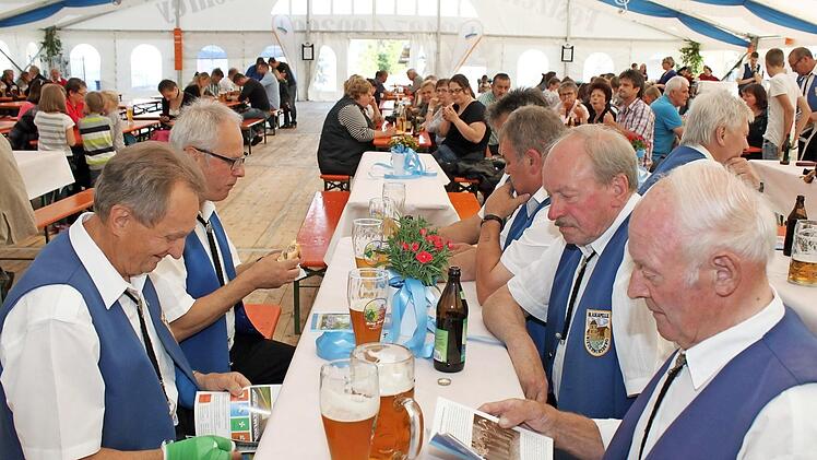 Gründungsmitglieder lesen vor dem Festkommers in der Chronik.
