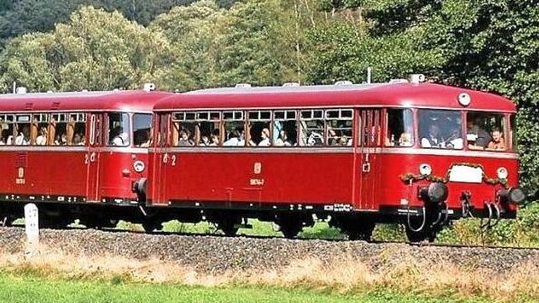 Vor zehn Jahren wurde die Museumsbahn unter gro&szlig;er Beteiligung der Bev&ouml;lkerung er&ouml;ffnet - hier das Postkartenmotiv. Foto: Rolf Schierer