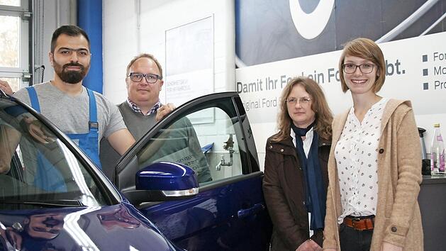 Ahmad Munzir Jeha (links) hat schon Fu&szlig; gefasst in der Coburger Berufswelt. Dar&uuml;ber freuen sich (von links) Oliver Carl, Serviceleiter bei der Hommert Auto Zentrum GmbH, Ramona Jande von der VHS Coburg und Stephanie Herrmann vom Jobcenter Coburg Stadt.  Foto: Oliver He&szlig;