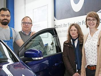 Ahmad Munzir Jeha (links) hat schon Fu&szlig; gefasst in der Coburger Berufswelt. Dar&uuml;ber freuen sich (von links) Oliver Carl, Serviceleiter bei der Hommert Auto Zentrum GmbH, Ramona Jande von der VHS Coburg und Stephanie Herrmann vom Jobcenter Coburg Stadt.  Foto: Oliver He&szlig;