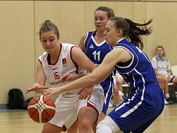 Sarah Spiegel (l.) wird von den Weiterstadterinnen Smilla B&uuml;rklin und Carina Fricke (r.) in die Zange genommen. Foto: sportpress