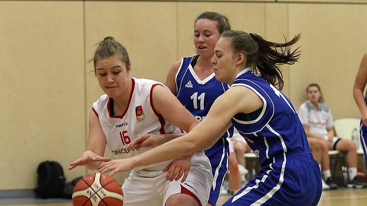 Sarah Spiegel (l.) wird von den Weiterstadterinnen Smilla B&uuml;rklin und Carina Fricke (r.) in die Zange genommen. Foto: sportpress