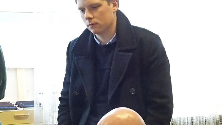 Versunken ins Spiel: Jens Herrmann (sitzend), dessen Siegesserie riss, und Justus Schmidt, der nach drei Niederlagen wieder gewann Foto: privat