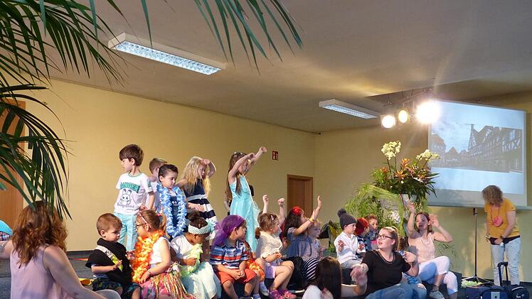 Bei der Eröffnung führten die Kinder ein Theaterstück auf, in dem sie um die Welt reisten. Foto: Pauline Lindner