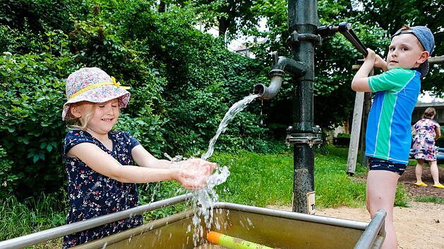 Bei hei&szlig;en Temperaturen tut eine Erfrischung gut. Die wissen auch Antonia und Elias am Spielplatz am Adenauerufer zu sch&auml;tzen. Foto: Matthias Hoch