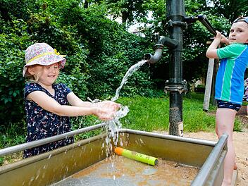 Bei heißen Temperaturen tut eine Erfrischung gut. Die wissen auch Antonia und Elias am Spielplatz am Adenauerufer zu schätzen. Foto: Matthias Hoch