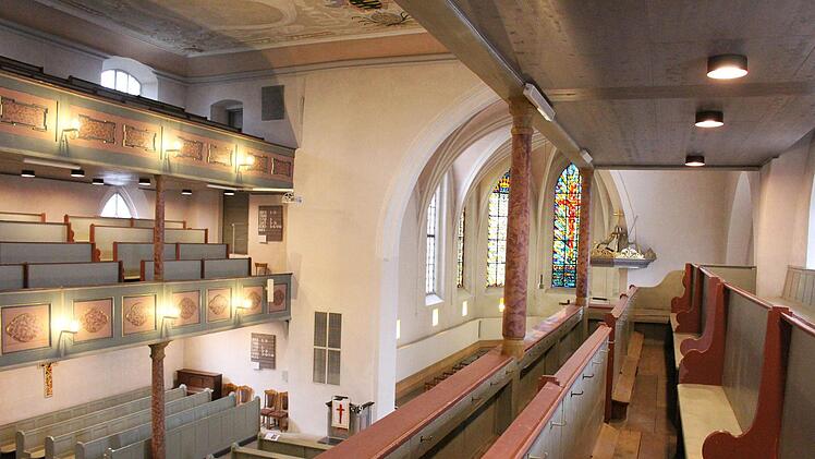 Auf den Emporen sitzen die Kirchenbesucher nun wieder auf einer stabilen Unterkonstruktion.Foto: Ulrike Nauer