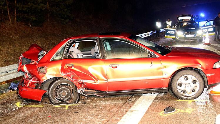 Nach einem schweren Unfall auf der A73 im Kreis Coburg musste die Autobahn komplett gesperrt werden. Laut Polizei starb ein Mann, eine Autofahrerin wurde schwer verletzt. Auch ein Polizist musste behandelt werden. Foto: Michael Stelzner