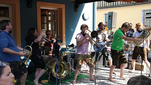 Ein lauer Sommerabend, relaxte Biergartenstimmung und erfrischende Blasmusik von "LaBrassBanda" um Bandchef Stefan Dettl (linkes Bild, Mitte). Fotos: Christian Schuberth