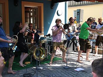 Ein lauer Sommerabend, relaxte Biergartenstimmung und erfrischende Blasmusik von "LaBrassBanda" um Bandchef Stefan Dettl (linkes Bild, Mitte). Fotos: Christian Schuberth
