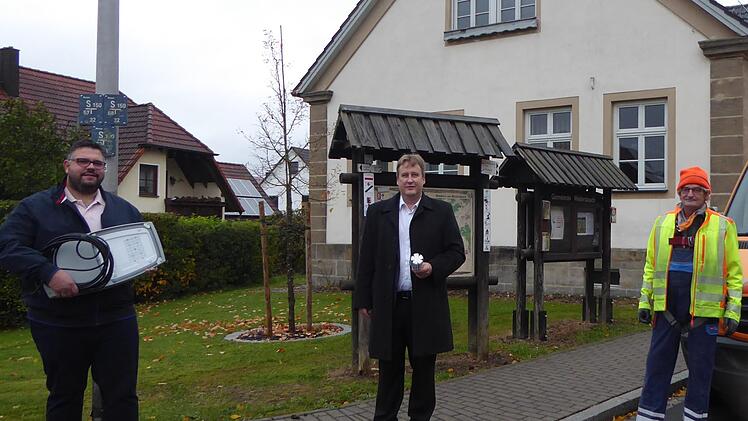 Bürgermeister Marco Friepes (v.l.), Ralf Schwarz von den Bayernwerken und Monteur Rudi Brantner bei der Vorstellung der neuen Lampen.