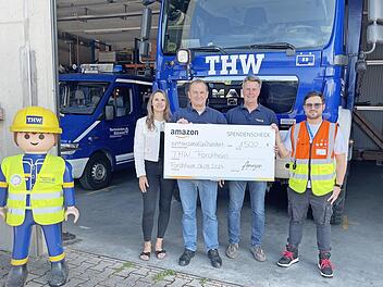Scheckübergabe beim THW in Forchheim, v. l. Sandra Heusinger, Dieter Wölfel, Christian Wilfling und Raphael Heck