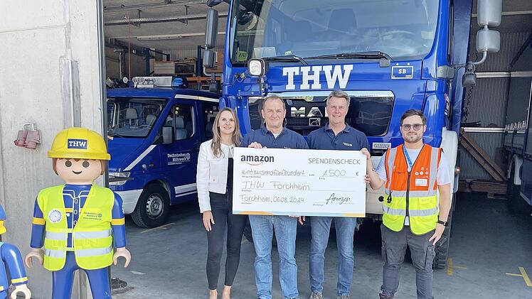 Scheckübergabe beim THW in Forchheim, v. l. Sandra Heusinger, Dieter Wölfel, Christian Wilfling und Raphael Heck