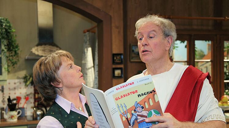 Seine letzte TV-Rolle hatte Gerhart Lippert (Bild, mit Kathi Leitner) 2011 in einem St&uuml;ck des Chiemgauer Volkstheaters.