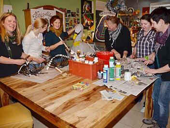 Selbst bei der Arbeit sind bei der Frauen-Fußgruppe immer Spaß und gute Laune angesagt (von links): Renate Barnickel, Nina Barnickel, Silke Tannhäuser, Elke Barnickel-Scherbel, Eva Barnickel und Simone Barnickel