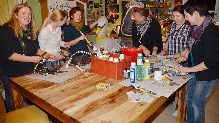 Selbst bei der Arbeit sind bei der Frauen-Fußgruppe immer Spaß und gute Laune angesagt (von links): Renate Barnickel, Nina Barnickel, Silke Tannhäuser, Elke Barnickel-Scherbel, Eva Barnickel und Simone Barnickel