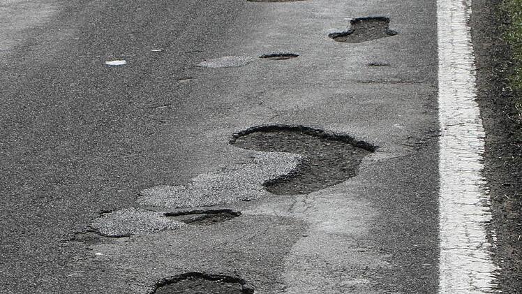 Slalom fahren ist angesagt auf der Staatsstraße 2274 Breitbrunn-Ebelsbach: In weiten Bereichen befindet sich die Straße in diesem verkehrsgefährdenden Zustand.  Foto: Geiling