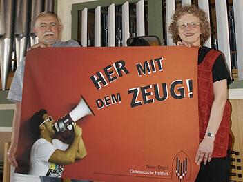 "Her mit dem Zeug", unter diesem Motto steht die Spendenaktion zugunsten einer neuen Orgel für die evangelische Christuskirche in Haßfurt. Pfarrerin Doris Otminghaus und Bernhard Deffner, Vertrauensmann im Kirchenvorstand, bitten um Geld- und Sachspenden. Technische Geräte, Bücher, DVDs oder CDs, die gespendet werden, vermarktet ein Gemeindemitglied über das Internet und Flohmärkte.  Foto: sw
