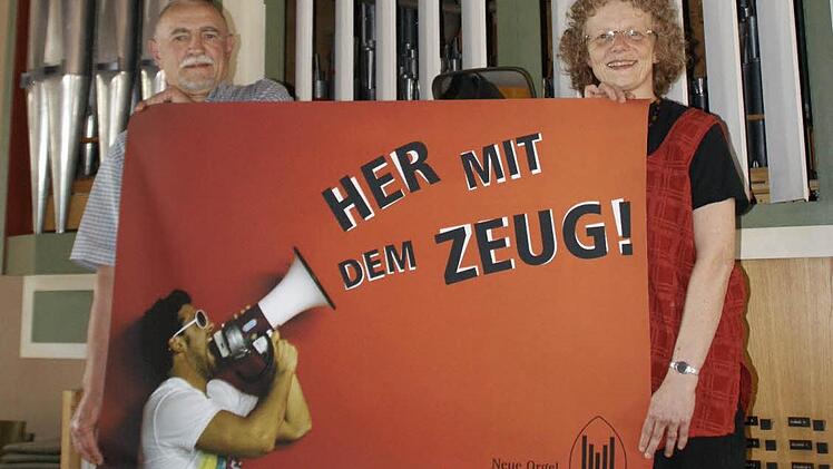 "Her mit dem Zeug", unter diesem Motto steht die Spendenaktion zugunsten einer neuen Orgel für die evangelische Christuskirche in Haßfurt. Pfarrerin Doris Otminghaus und Bernhard Deffner, Vertrauensmann im Kirchenvorstand, bitten um Geld- und Sachspenden. Technische Geräte, Bücher, DVDs oder CDs, die gespendet werden, vermarktet ein Gemeindemitglied über das Internet und Flohmärkte.  Foto: sw