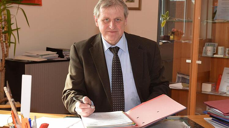 Bruno Kellner in seinem Büro im Rattelsdorfer Rathaus. Foto: Ronald Rinklef