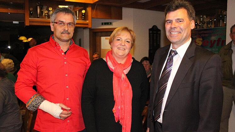 Faire Verlierer: Thomas Karg (SPD) und Sabine Weinbeer (FWG) mit Bürgermeister Thomas Sechser (von links).