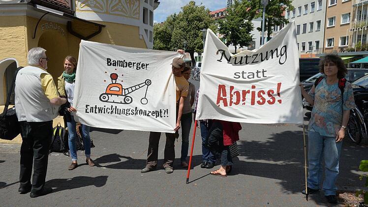 Am Dienstag kam es zu einer Protestkundgebung gegen den möglichen Abbruch von Wohnungen auf dem Kasernengelände.  Foto: Ronald Rinklef