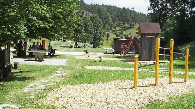 Der weitläufige Spielplatz in Kleinziegenfeld: Er liegt unterhalb der Wacholderheiden und wird vom eigens gegründeten Verein gepflegt; selbst die Spielgeräte werden aus eigener Tasche finanziert.