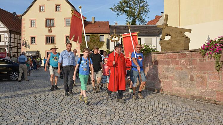 Seit vielen Jahren besuchen die Würzburger Wallfahrer in Burkardroth, um hier zu übernachten. Foto: Archiv/Björn Hein