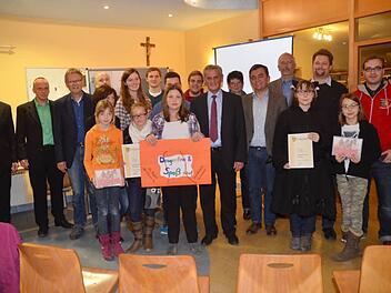 Die Vertreter der fünf Siegergruppen des Jugendpreises mit Ehrengästen und Juroren, Landrat Oswald Marr (Achter von rechts) und Sparkassen- Vorstand Harry Weiß (links). Foto: Hofmann