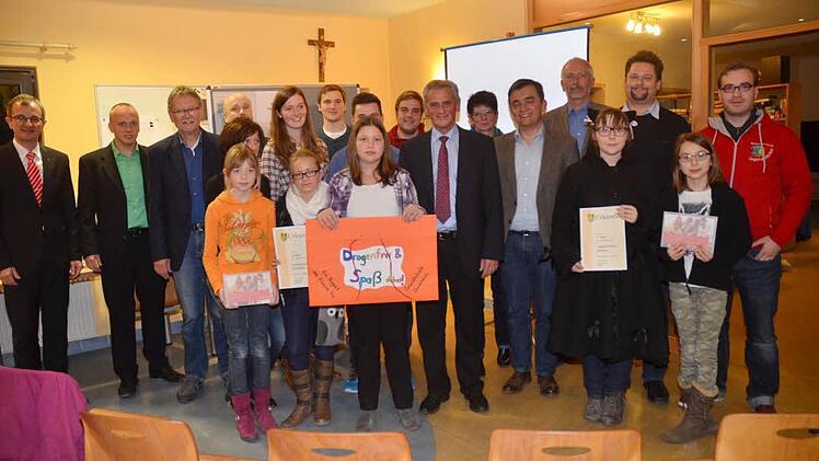 Die Vertreter der fünf Siegergruppen des Jugendpreises mit Ehrengästen und Juroren, Landrat Oswald Marr (Achter von rechts) und Sparkassen- Vorstand Harry Weiß (links). Foto: Hofmann