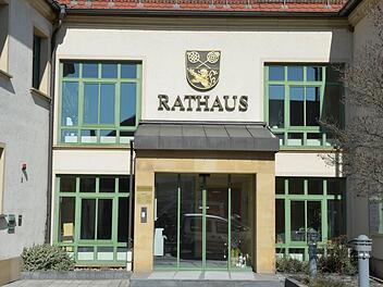 Im Zapfendorfer Rathaus geht es im Moment erst einmal ganz normal weiter.  Foto: Ronald Rinklef