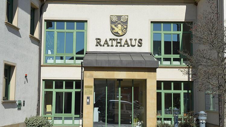 Im Zapfendorfer Rathaus geht es im Moment erst einmal ganz normal weiter.  Foto: Ronald Rinklef