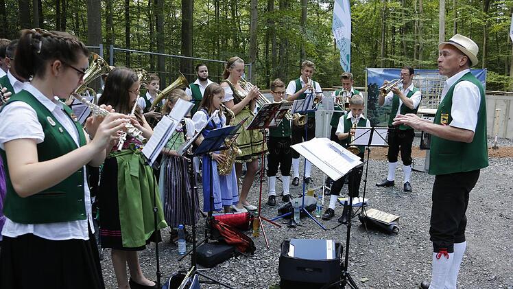 Die Steigerwaldmusikanten Ebrach/Großgressingen umrahmten die Feier.Foto: Matthias Hoch