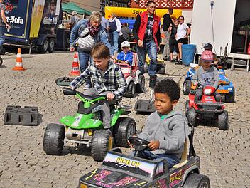 Autofahren wie die Großen genossen die Kids und drehten Runde um Runde. Fotos: Ingrid Kohles