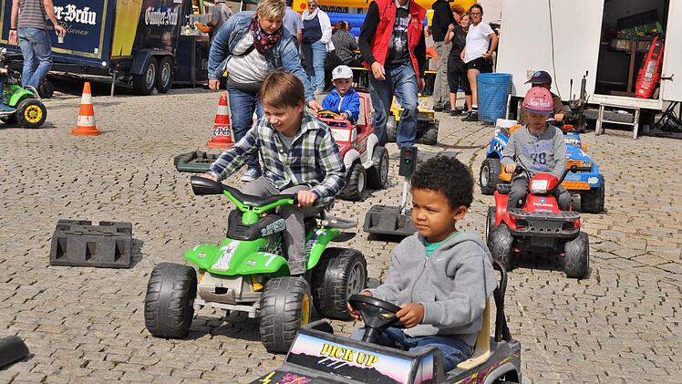 Autofahren wie die Großen genossen die Kids und drehten Runde um Runde. Fotos: Ingrid Kohles
