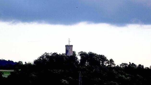 Dunkle Wolken &uuml;ber der Wallburg in Eltmann: Regnet es bald?  Foto: rn
