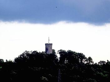 Dunkle Wolken über der Wallburg in Eltmann: Regnet es bald?  Foto: rn