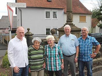 300 Lebensjahre haben diese vier Jubilare aus der Steggasse in Wermerichshausen zusammen (von rechts): Peter Saal, Fridolin Weigand, Elisabeth Lenhardt und Renate Ullig. Links Bürgermeister Helmut Blank, der das Straßenfest zu ihren Ehren angeregt hat. Foto: Dieter Britz