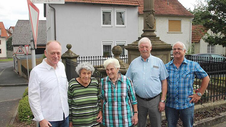 300 Lebensjahre haben diese vier Jubilare aus der Steggasse in Wermerichshausen zusammen (von rechts): Peter Saal, Fridolin Weigand, Elisabeth Lenhardt und Renate Ullig. Links Bürgermeister Helmut Blank, der das Straßenfest zu ihren Ehren angeregt hat. Foto: Dieter Britz