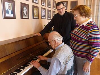 Der langjährige Organist Theo Haas am Klavier, mit Frau Monika und Pfarrer Florian Stark Foto: Carmen Schwind