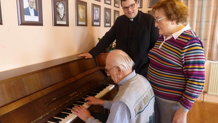 Der langjährige Organist Theo Haas am Klavier, mit Frau Monika und Pfarrer Florian Stark Foto: Carmen Schwind
