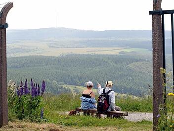 Rastende Wanderer blicken über das Biosphärenreservat Rhön. Schauen sie in Zukunft auch über einen Nationalpark? Um eine Entscheidung zu fällen, fehlen laut Bürgermeister Waldemar Bug die Fakten. Er empfahl den Räten, sich selbst ein Bild zu machen. Foto: Uwe Zucchi /dpa