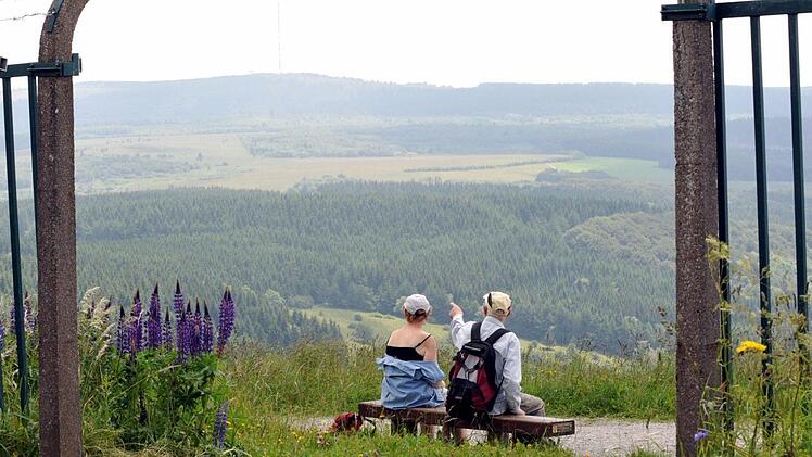 Rastende Wanderer blicken über das Biosphärenreservat Rhön. Schauen sie in Zukunft auch über einen Nationalpark? Um eine Entscheidung zu fällen, fehlen laut Bürgermeister Waldemar Bug die Fakten. Er empfahl den Räten, sich selbst ein Bild zu machen. Foto: Uwe Zucchi /dpa