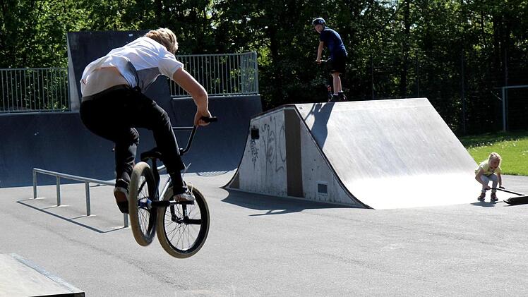 Die neue Skateanlage kann nicht nur mit Skateboards, sondern auch mit BMX-Rädern, Inline-Skates und Scootern benutzt werden. Foto: Richard Sänger