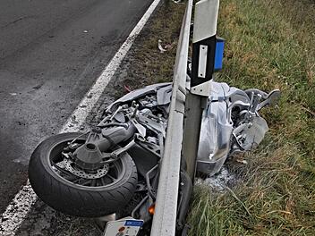 Unter der Leitplanke kam die BMW des 24-jährigen Mannes aus dem Landkreis Schweinfurt zu liegen und ging dort in Flammen auf. Foto: Helmut Will