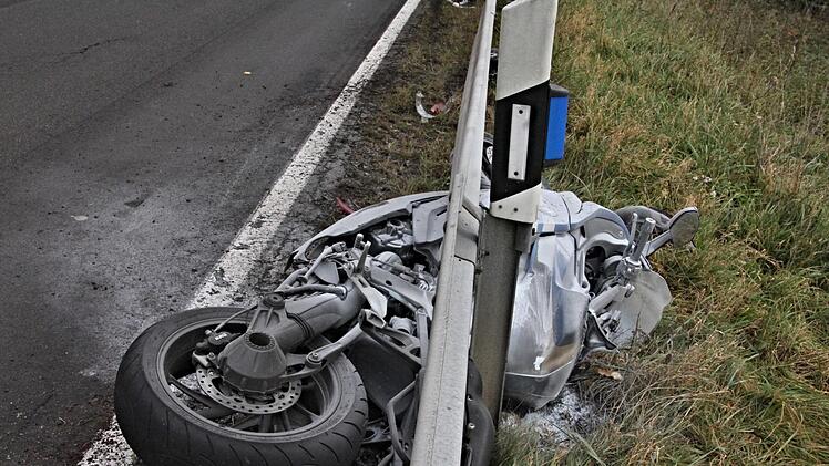 Unter der Leitplanke kam die BMW des 24-jährigen Mannes aus dem Landkreis Schweinfurt zu liegen und ging dort in Flammen auf. Foto: Helmut Will